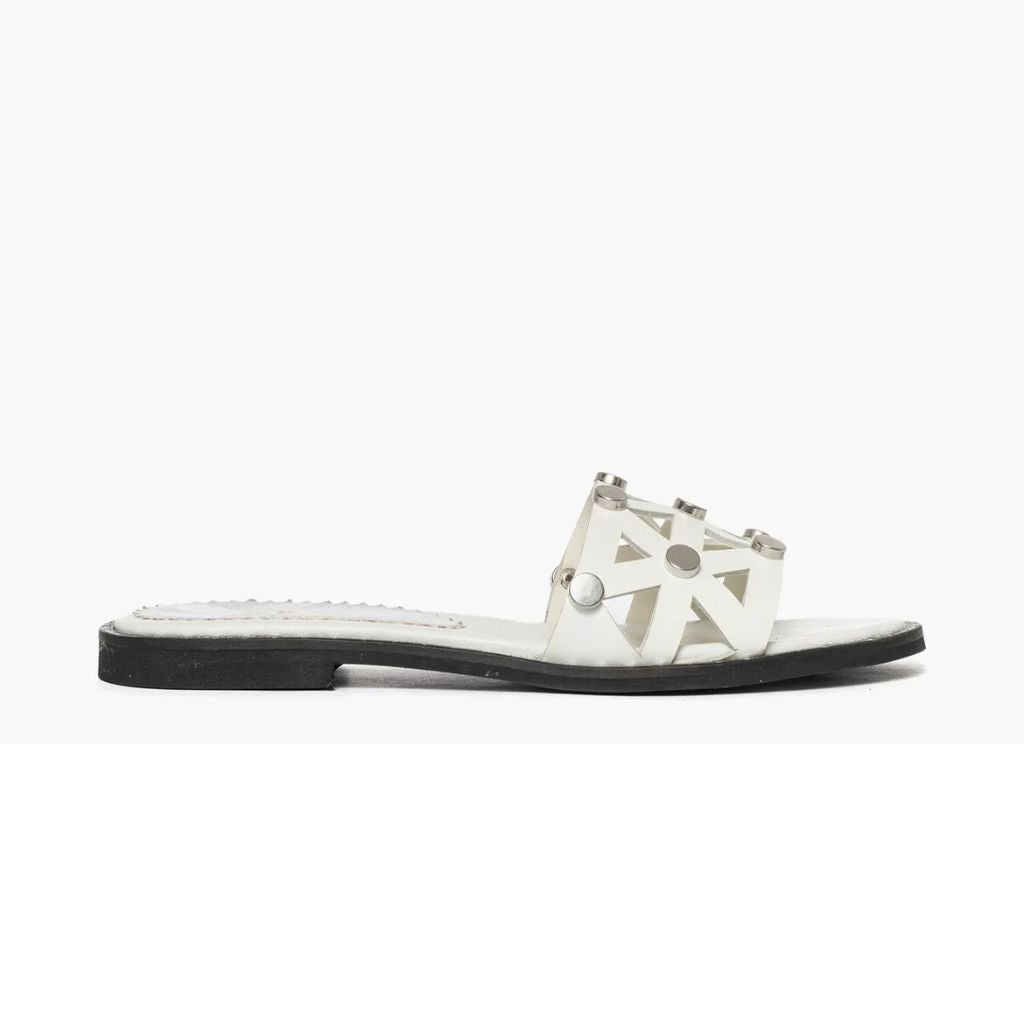 Ciabatta flat Gagliotta in pelle bianca, fascia geometrica découpage con borchie argentate, tacco 3 cm.