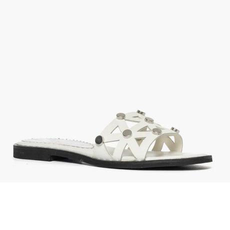 Ciabatta flat Gagliotta in pelle bianca, fascia geometrica découpage con borchie argentate, tacco 3 cm.