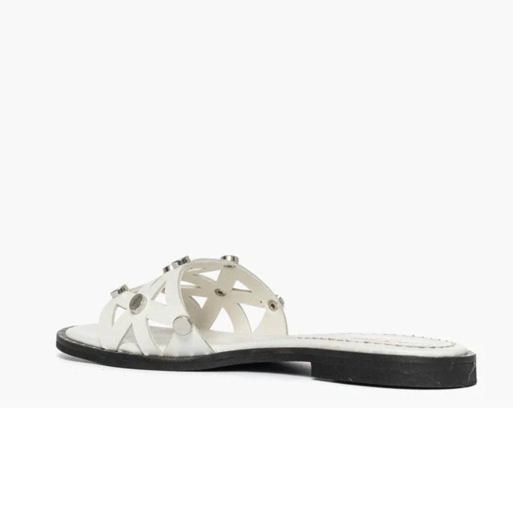 Ciabatta flat Gagliotta in pelle bianca, fascia geometrica découpage con borchie argentate, tacco 3 cm.