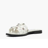 Ciabatta flat Gagliotta in pelle bianca, fascia geometrica découpage con borchie argentate, tacco 3 cm.