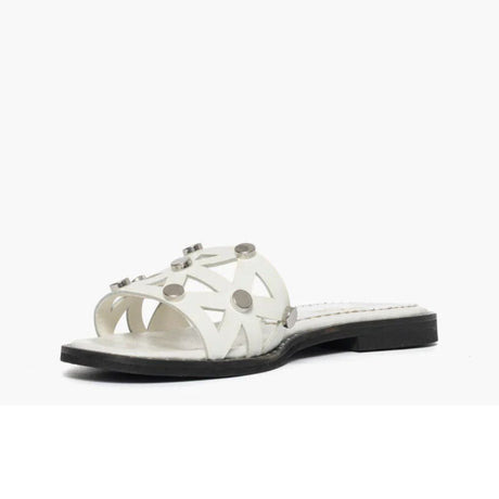 Ciabatta flat Gagliotta in pelle bianca, fascia geometrica découpage con borchie argentate, tacco 3 cm.