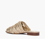 Ciabatta flat Gagliotta in pelle satinata oro, tomaia a strisce intrecciate effetto craquelé.