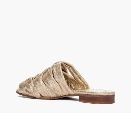 Ciabatta flat Gagliotta in pelle satinata oro, tomaia a strisce intrecciate effetto craquelé.