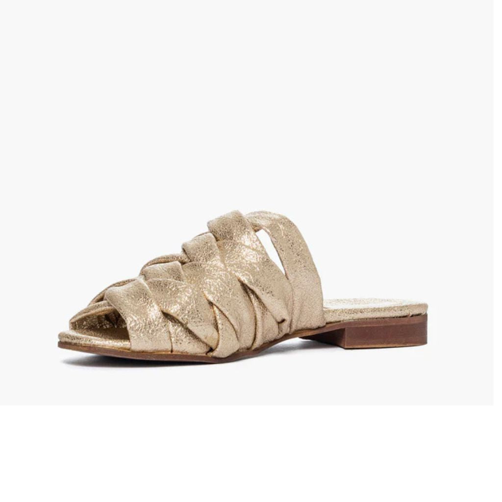 Ciabatta flat Gagliotta in pelle satinata oro, tomaia a strisce intrecciate effetto craquelé.