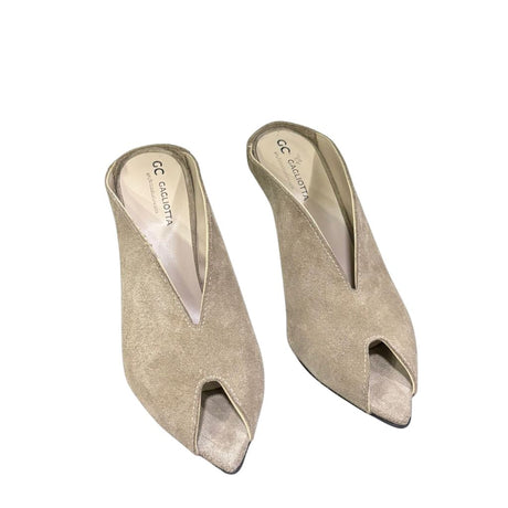 Sabot mule in camoscio taupe con tacco a spillo 8 cm e scollatura a V