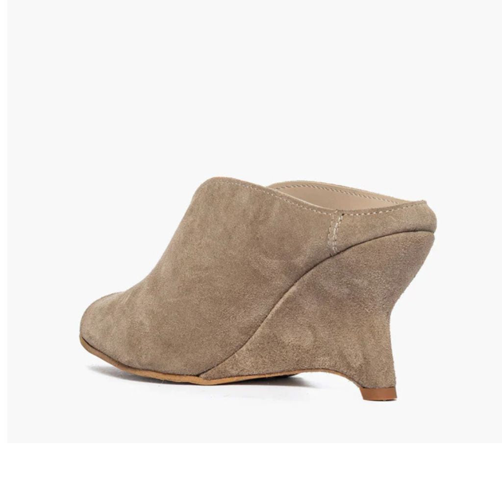 Sabot mule in camoscio taupe con zeppa concava 8 cm e scollatura a V