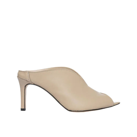 Sabot mule in pelle beige con tacco a spillo 8 cm e scollatura a V