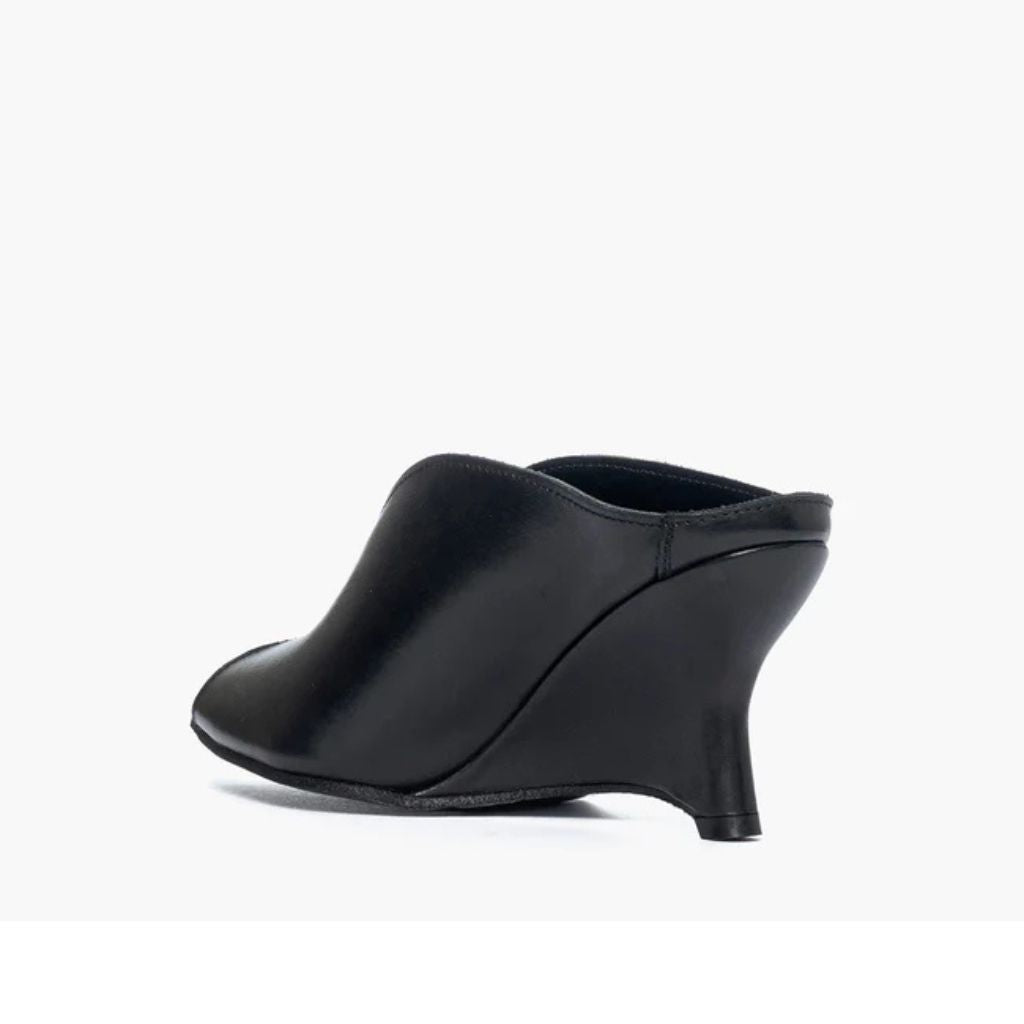 Sabot mule in pelle nera con zeppa concava 8 cm e scollatura a V