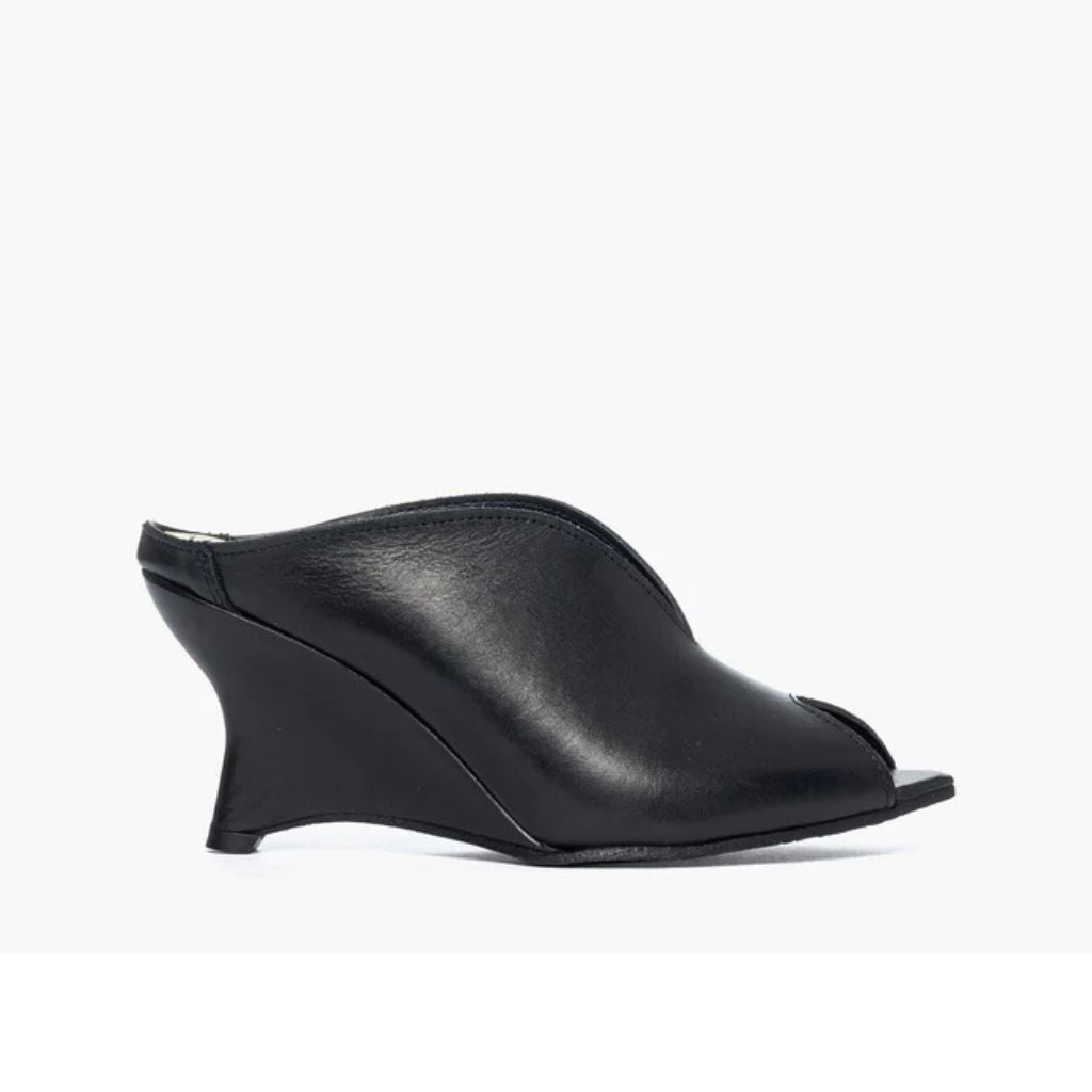 Sabot mule in pelle nera con zeppa concava 8 cm e scollatura a V