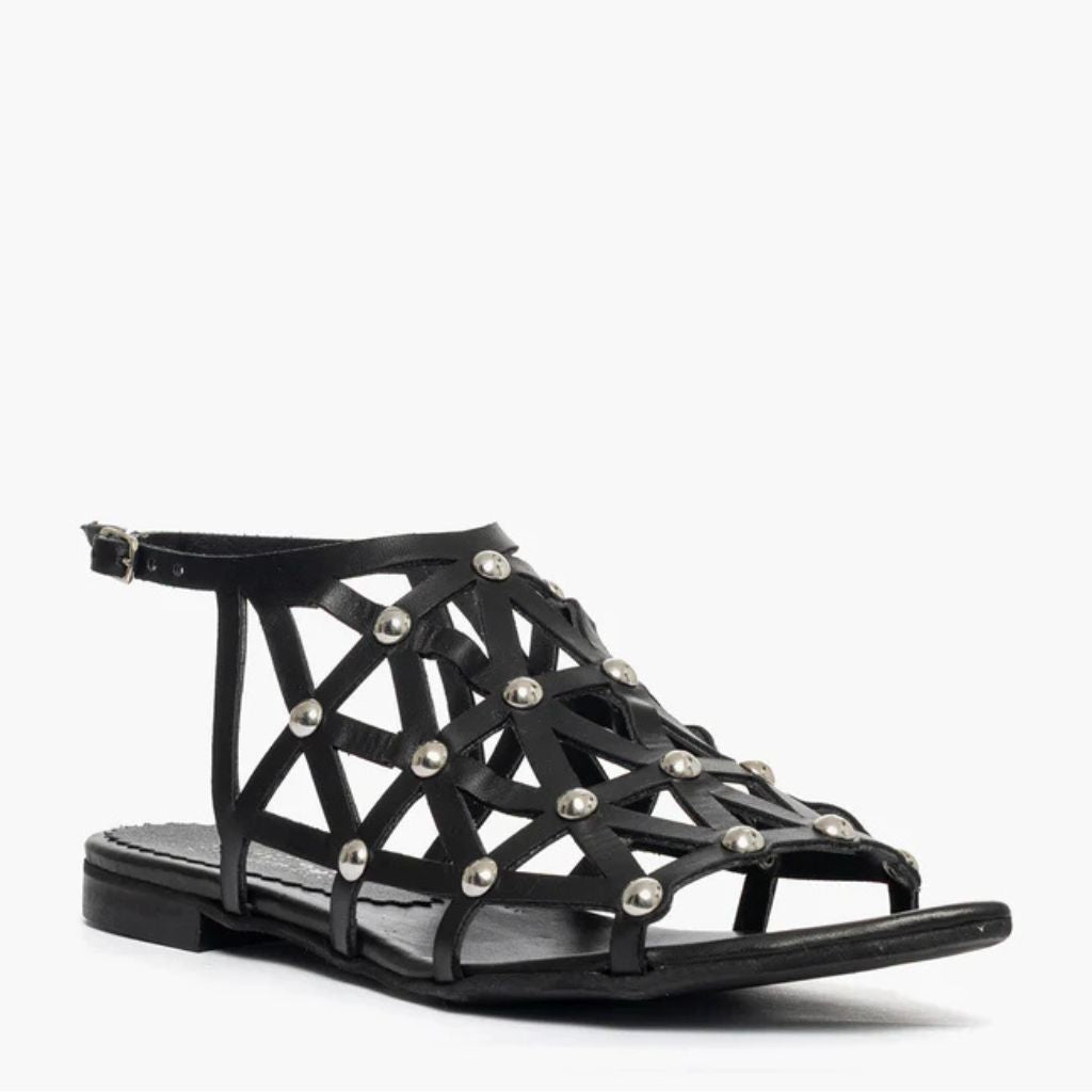 Sandalo gladiator Gagliotta in pelle nera, tomaia a gabbia con borchie argentate.