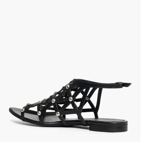 Sandalo gladiator Gagliotta in pelle nera, tomaia a gabbia con borchie argentate.