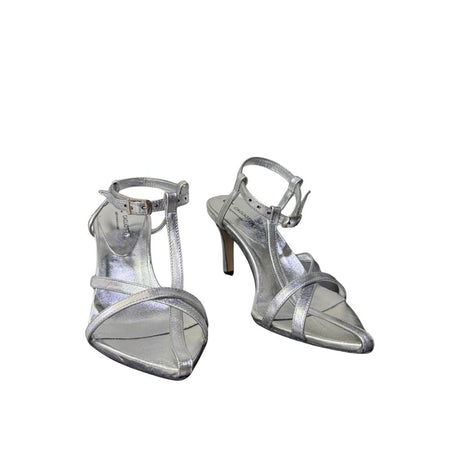 Sandalo Gagliotta GC in pelle laminata argento, fasce a T, tacco a spillo 7 cm, punta a mandorla.