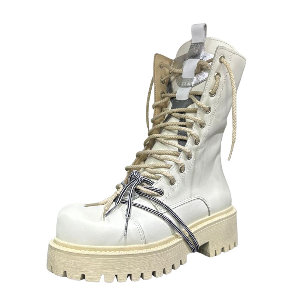 Stivale combat Gagliotta bianco liscio in pelle con lacci, corda bicolore bianco e nera e suola carrarmato.