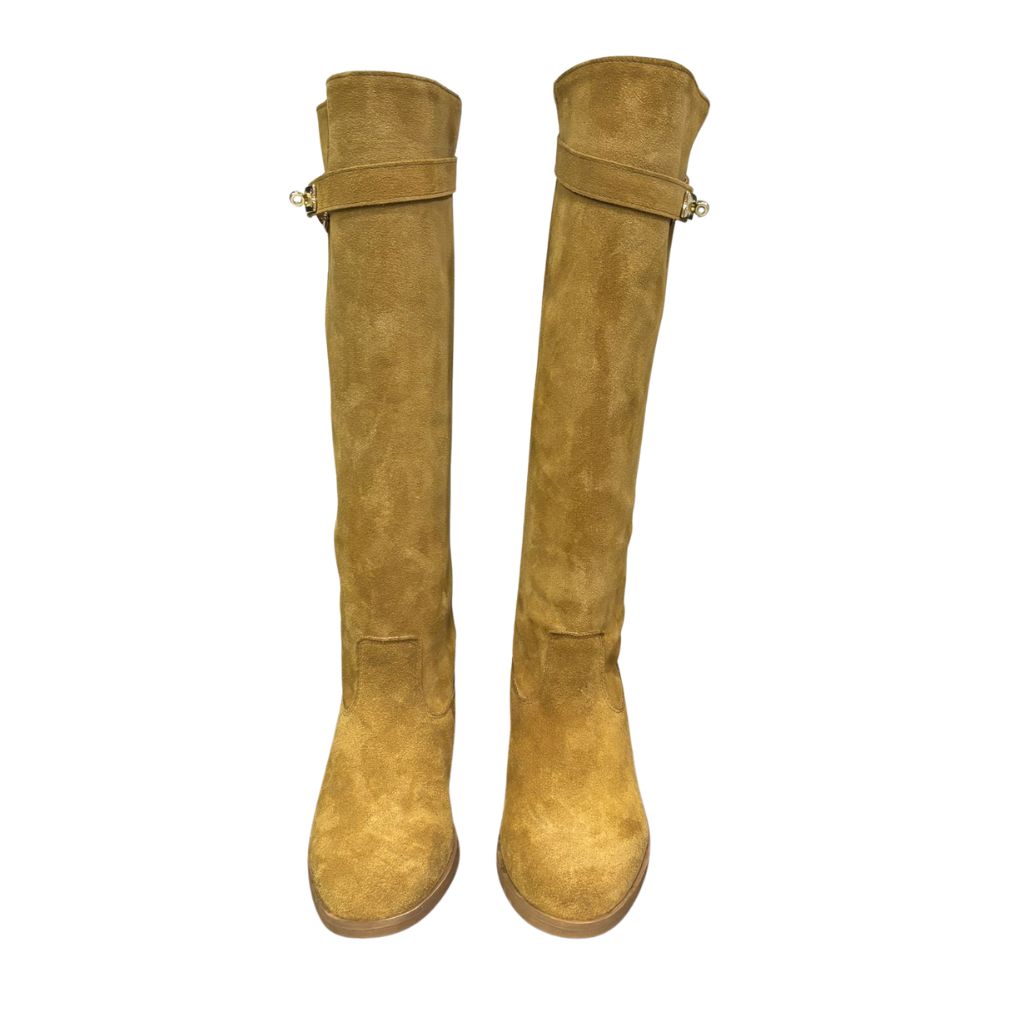 Stivale in camoscio cuoio con rialzo interno 8 cm e cintura estraibile con accessorio oro.