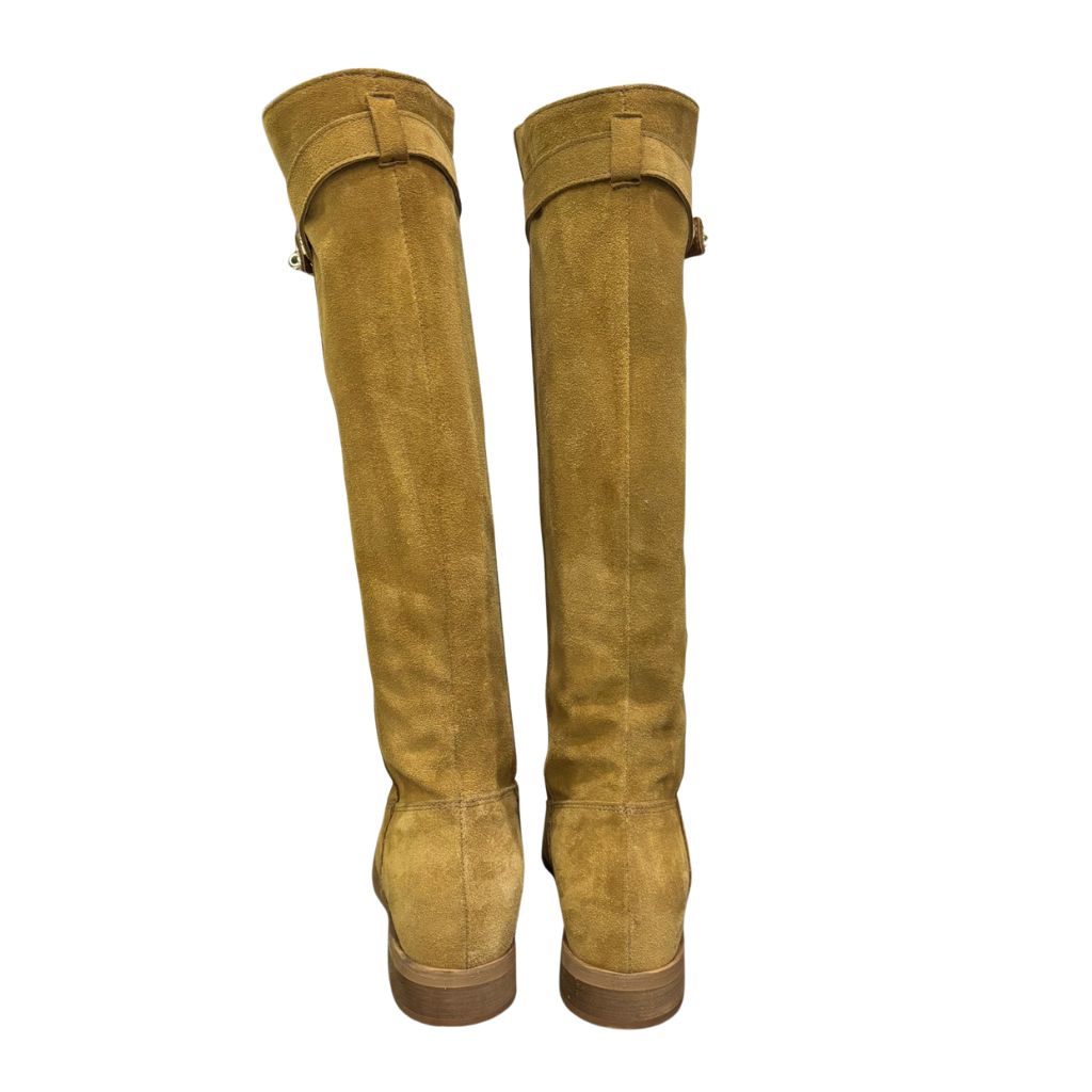 Stivale in camoscio cuoio con rialzo interno 8 cm e cintura estraibile con accessorio oro.