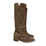 Stivale al ginocchio in camoscio marrone con rialzo interno 8 cm, accessorio oro e punta tonda.