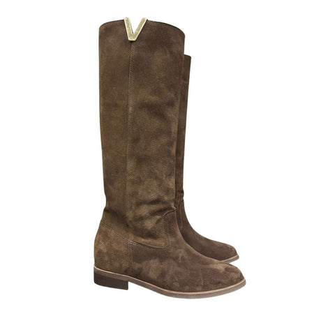 Stivale al ginocchio in camoscio marrone con rialzo interno 8 cm, accessorio oro e punta tonda.