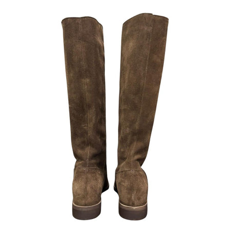 Stivale al ginocchio in camoscio marrone con rialzo interno 8 cm, accessorio oro e punta tonda.