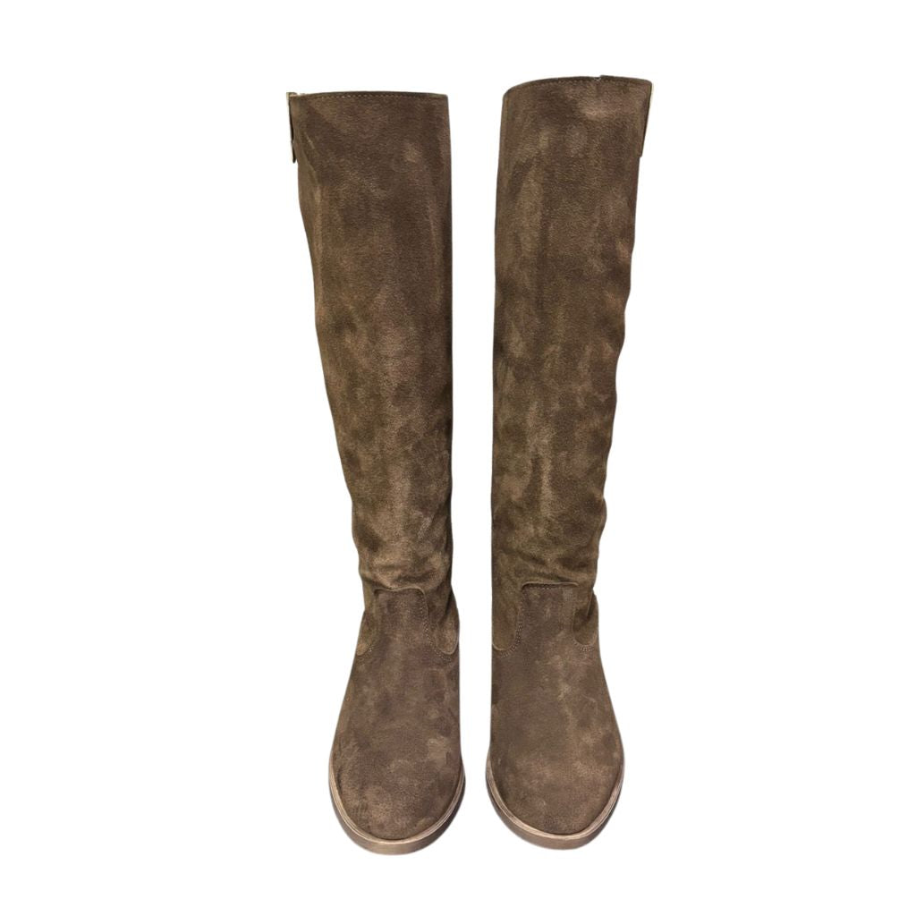 Stivale al ginocchio in camoscio marrone con rialzo interno 8 cm, accessorio oro e punta tonda.