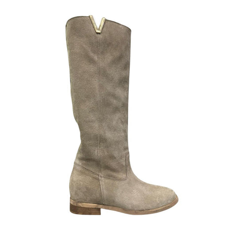 Stivale al ginocchio in camoscio beige con rialzo interno 8 cm, accessorio oro e punta tonda.