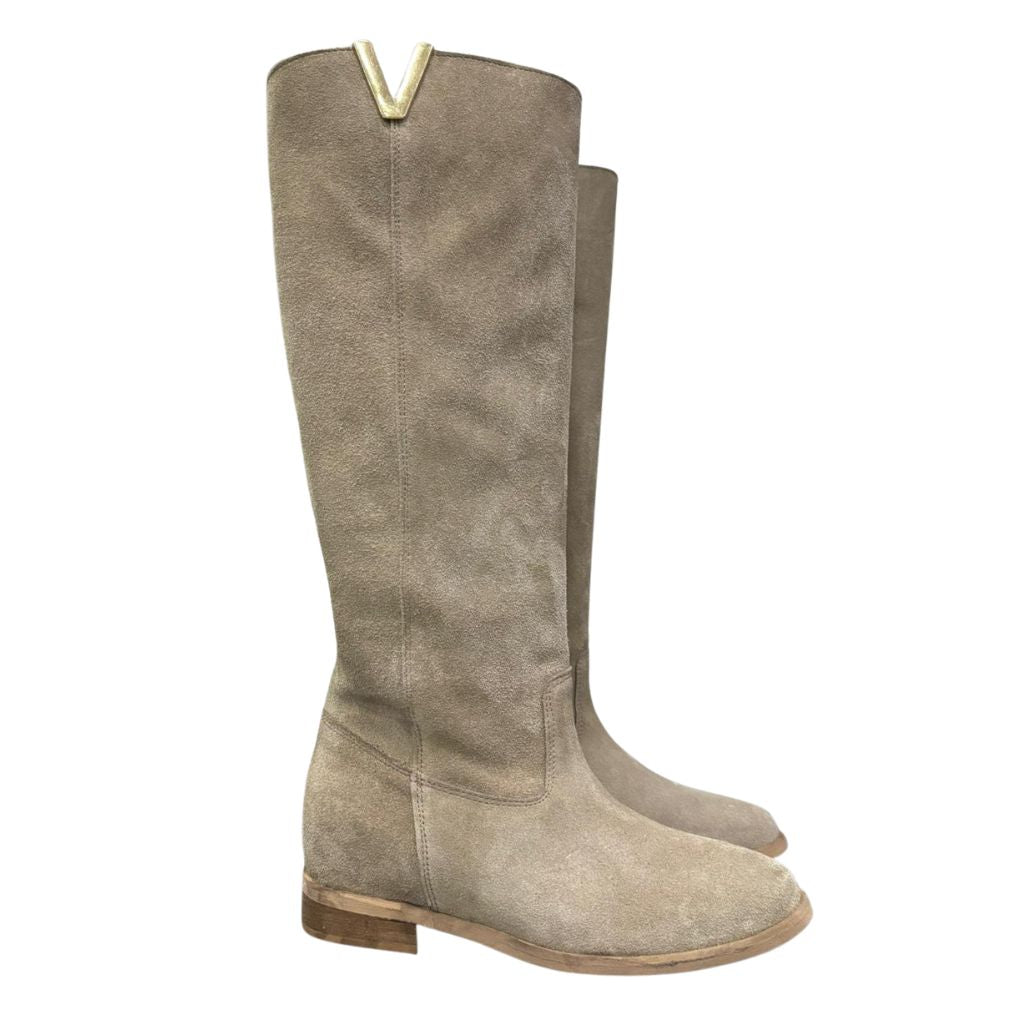 Stivale al ginocchio in camoscio beige con rialzo interno 8 cm, accessorio oro e punta tonda.