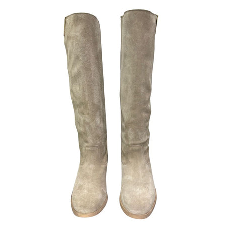 Stivale al ginocchio in camoscio beige con rialzo interno 8 cm, accessorio oro e punta tonda.