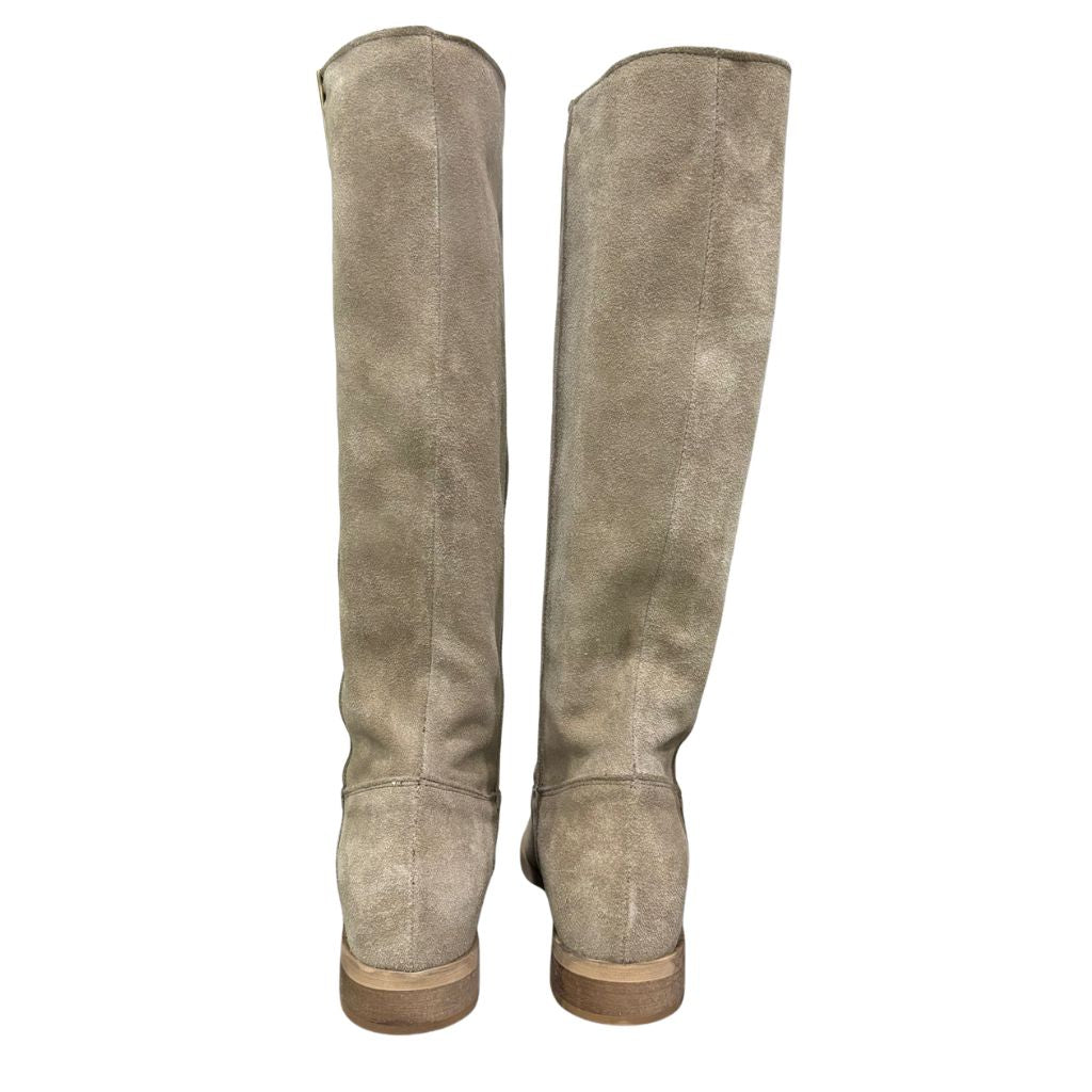 Stivale al ginocchio in camoscio beige con rialzo interno 8 cm, accessorio oro e punta tonda.