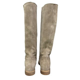 Stivale al ginocchio in camoscio beige con rialzo interno 8 cm, accessorio oro e punta tonda.
