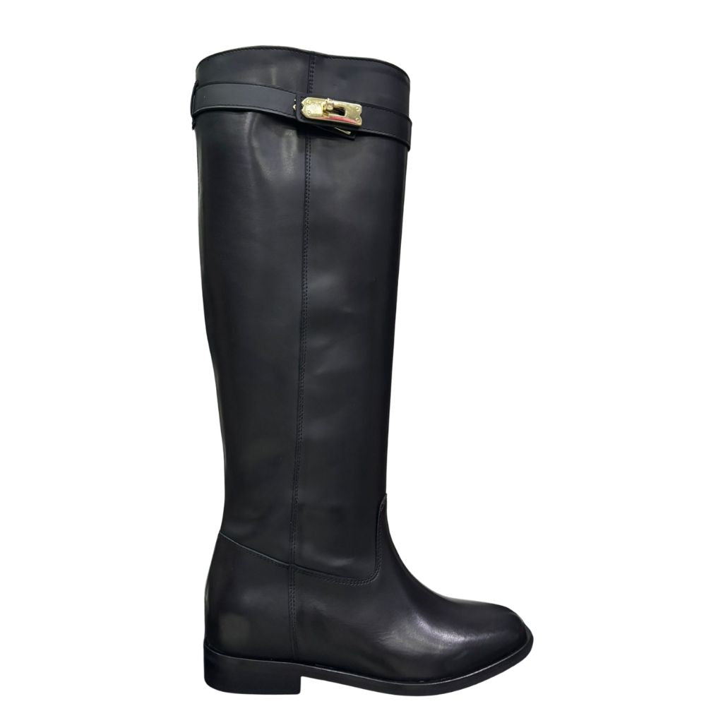 Stivale in pelle nera con rialzo interno 8 cm e cintura estraibile con accessorio oro.
