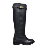 Stivale in pelle nera con rialzo interno 8 cm e cintura estraibile con accessorio oro.