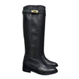 Stivale in pelle nera con rialzo interno 8 cm e cintura estraibile con accessorio oro.