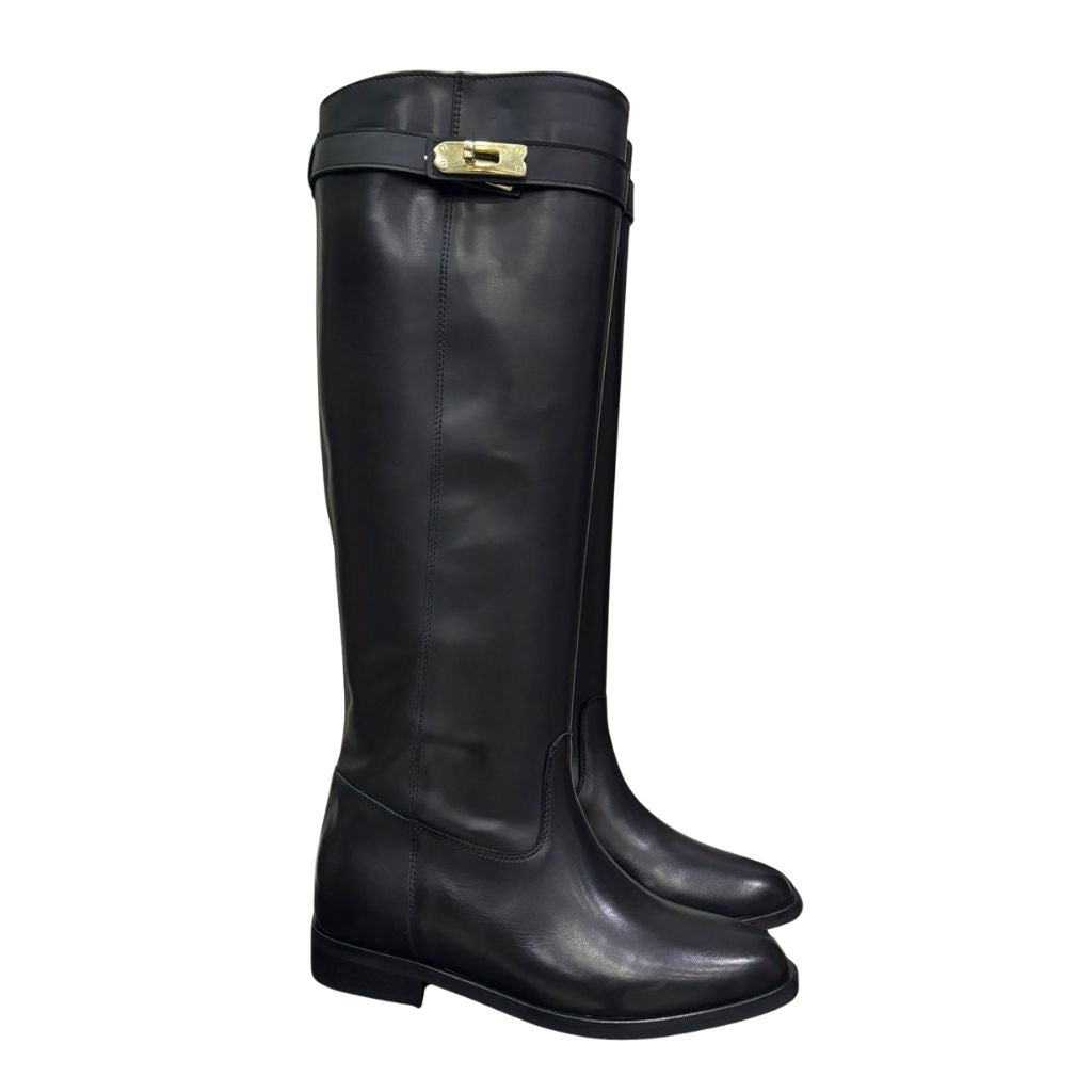 Stivale in pelle nera con rialzo interno 8 cm e cintura estraibile con accessorio oro.