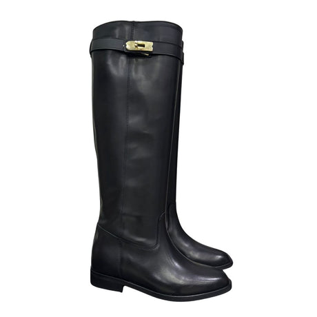 Stivale in pelle nera con rialzo interno 8 cm e cintura estraibile con accessorio oro.