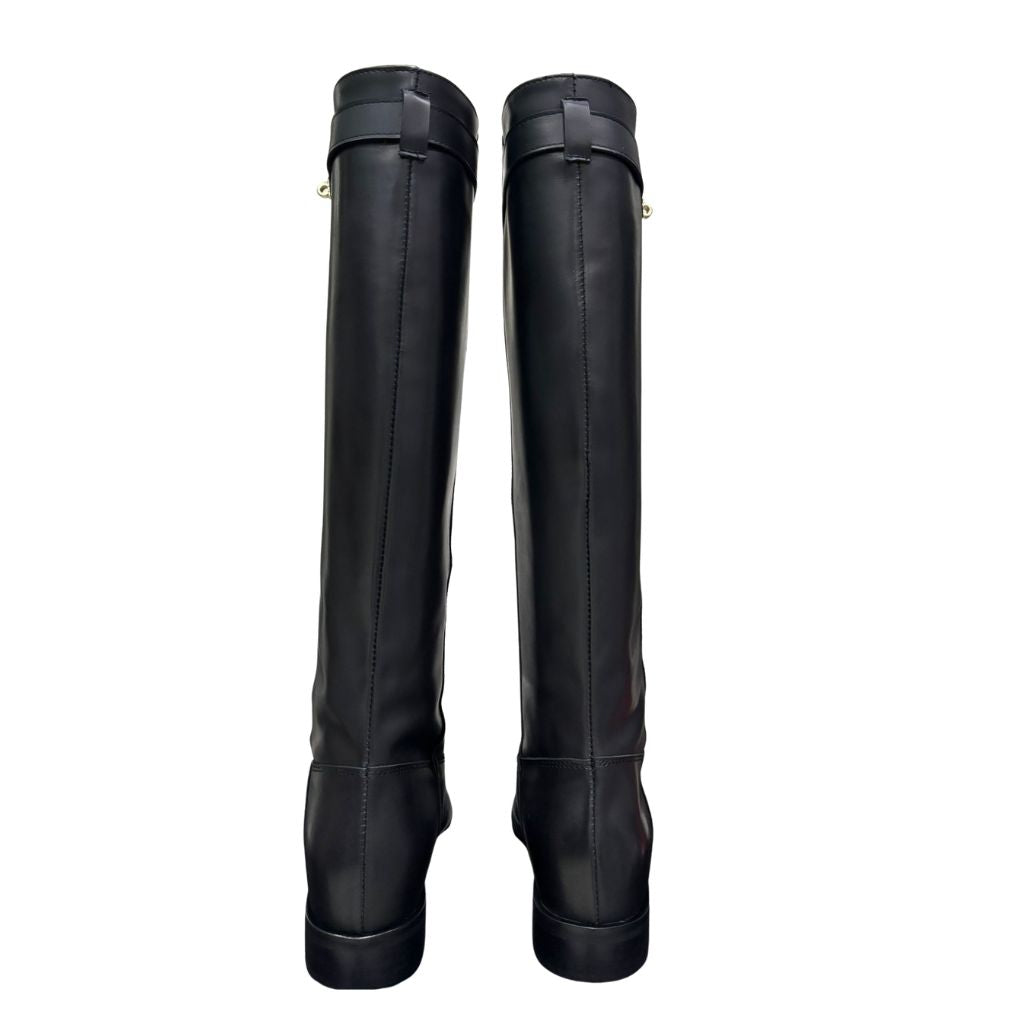 Stivale in pelle nera con rialzo interno 8 cm e cintura estraibile con accessorio oro.