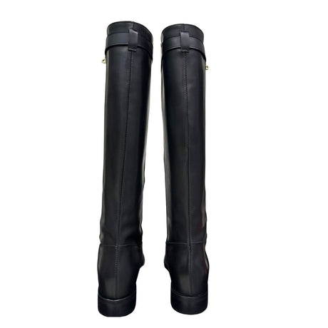 Stivale in pelle nera con rialzo interno 8 cm e cintura estraibile con accessorio oro.