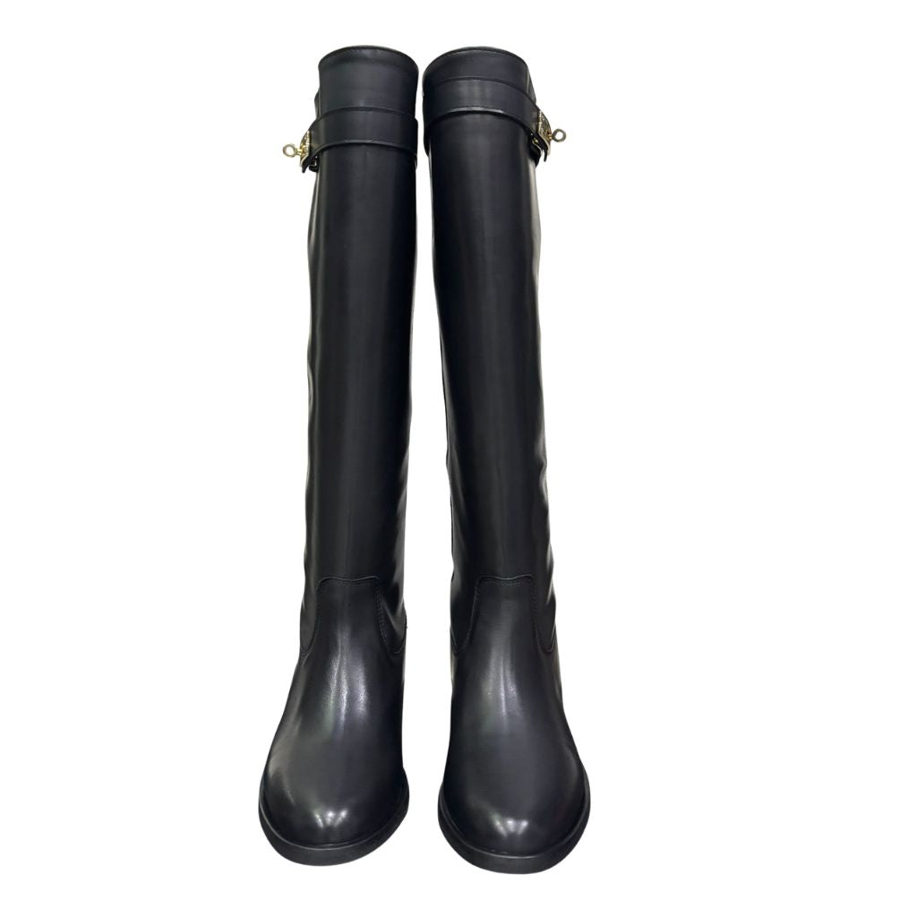 Stivale in pelle nera con rialzo interno 8 cm e cintura estraibile con accessorio oro.