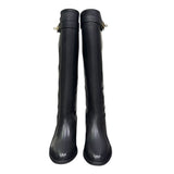 Stivale in pelle nera con rialzo interno 8 cm e cintura estraibile con accessorio oro.