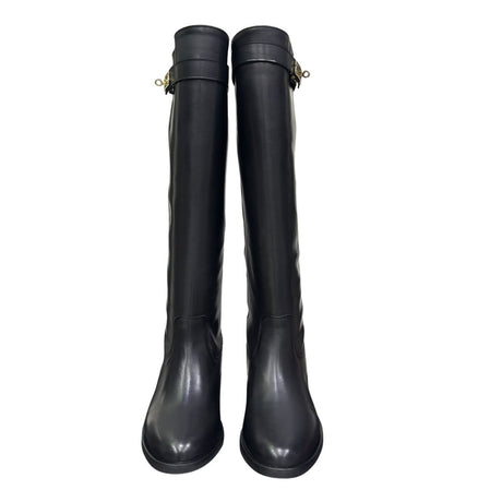 Stivale in pelle nera con rialzo interno 8 cm e cintura estraibile con accessorio oro.