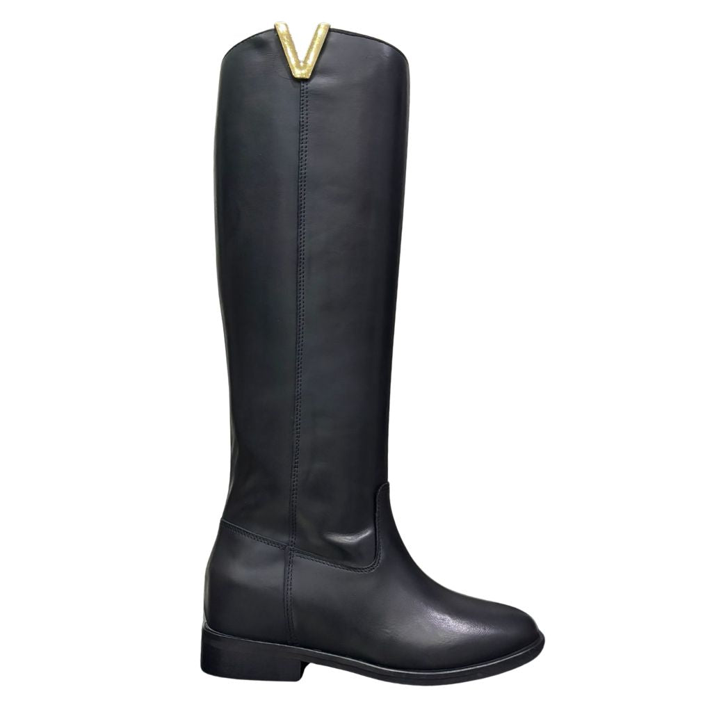 Stivale al ginocchio in pelle nera con rialzo interno 8 cm, accessorio oro e punta tonda.
