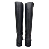 Stivale al ginocchio in pelle nera con rialzo interno 8 cm, accessorio oro e punta tonda.