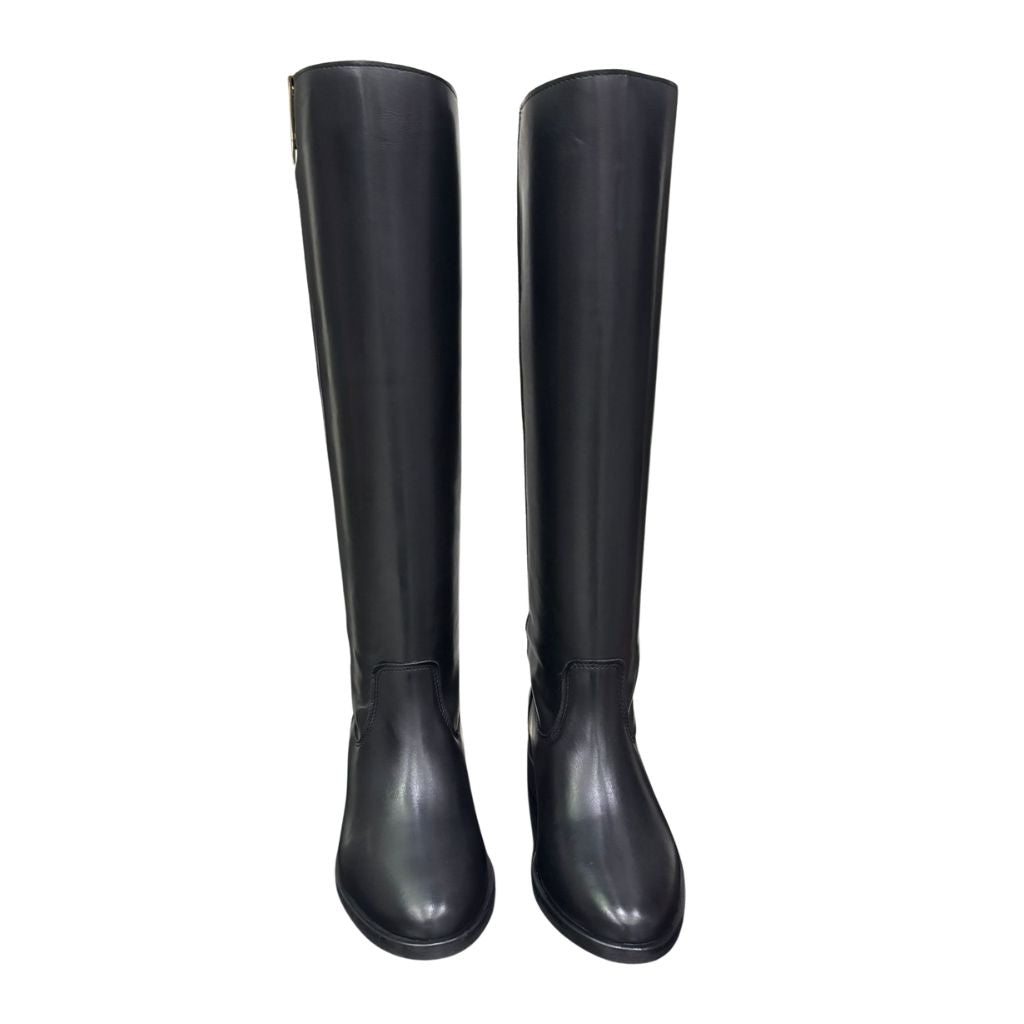 Stivale al ginocchio in pelle nera con rialzo interno 8 cm, accessorio oro e punta tonda.