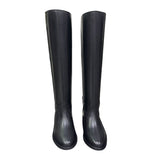 Stivale al ginocchio in pelle nera con rialzo interno 8 cm, accessorio oro e punta tonda.