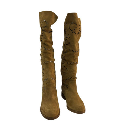 Stivale over-the-knee in camoscio cuoio con traforazione floreale geometrica