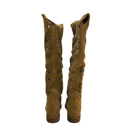 Stivale over-the-knee in camoscio cuoio con traforazione floreale geometrica