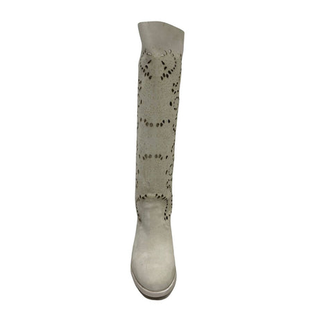 Stivale over-the-knee in camoscio ghiaccio con traforazione floreale geometrica