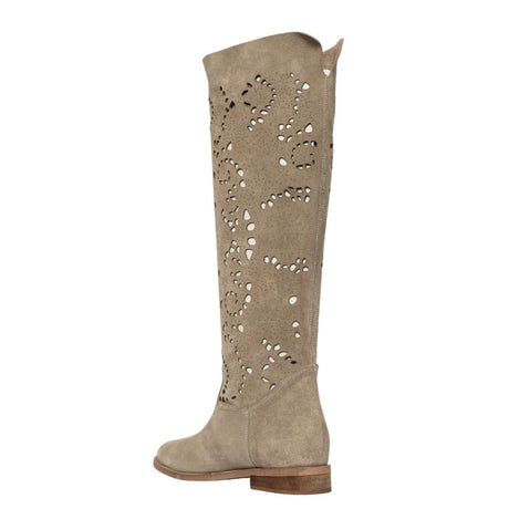 Stivale over-the-knee in camoscio taupe traforato con motivo floreale e rialzo interno