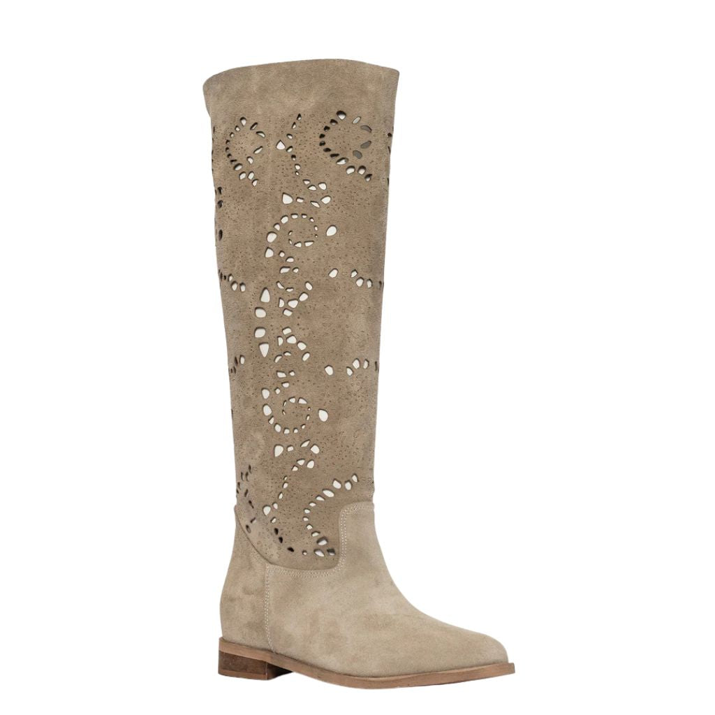 Stivale over-the-knee in camoscio taupe traforato con motivo floreale e rialzo interno