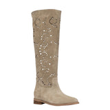Stivale over-the-knee in camoscio taupe traforato con motivo floreale e rialzo interno