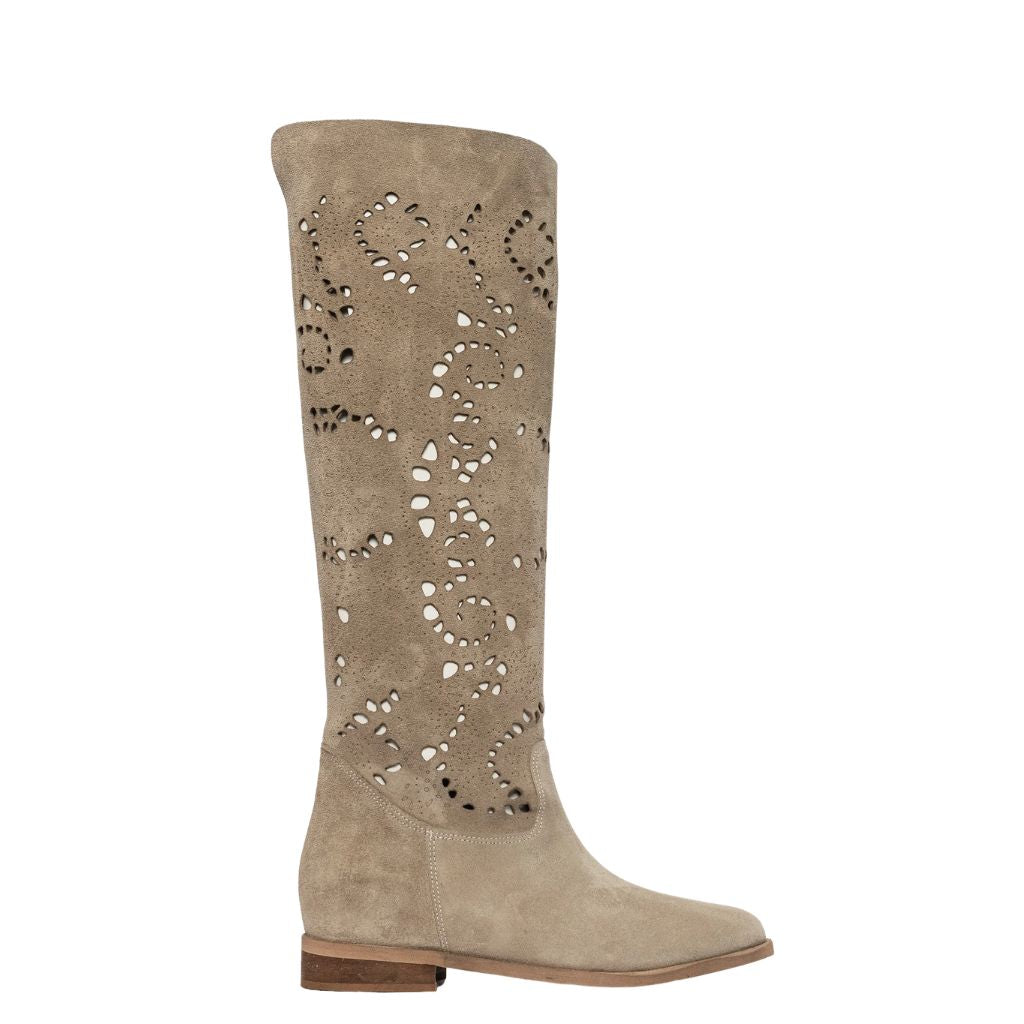 Stivale over-the-knee in camoscio taupe traforato con motivo floreale e rialzo interno