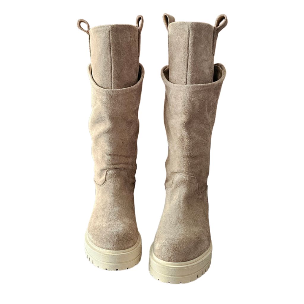 Stivale doppio gambale in camoscio beige con punta tonda.